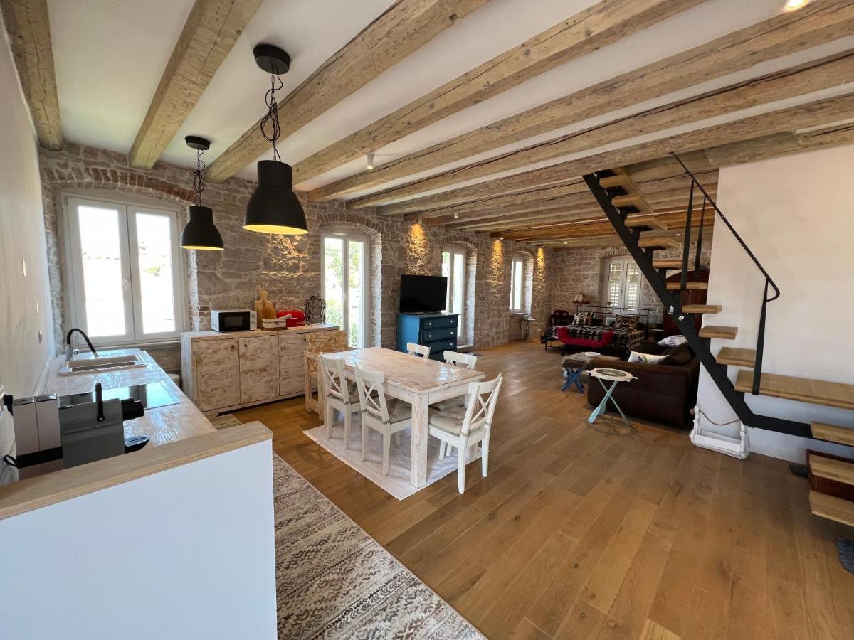 Ferienwohnung Palazzo Di Toma Milna  Exterior foto