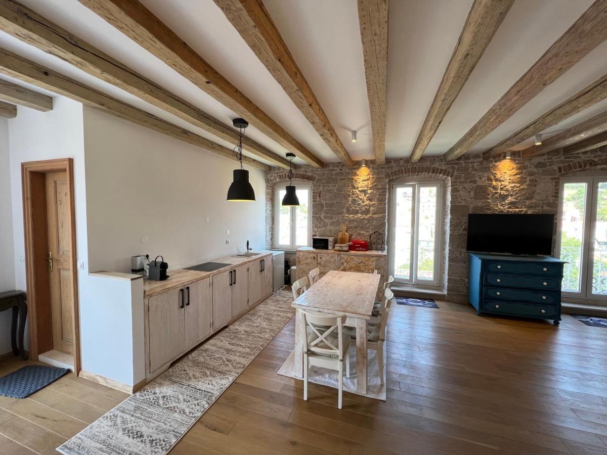 Ferienwohnung Palazzo Di Toma Milna  Exterior foto