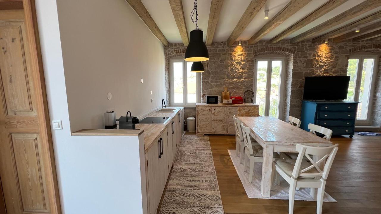 Ferienwohnung Palazzo Di Toma Milna  Exterior foto