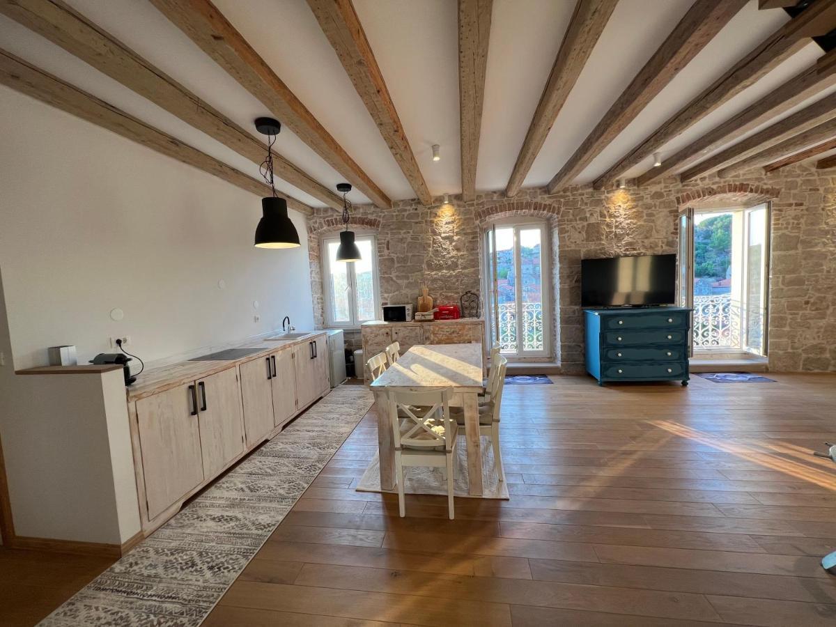 Ferienwohnung Palazzo Di Toma Milna  Exterior foto